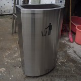 東莞商場D形室內(nèi)不銹鋼垃圾桶采購案例