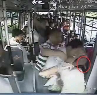 詳細經過曝光把垃圾桶套司機頭上這太瘋狂了