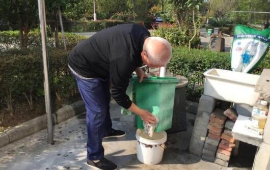 “怪人”愛給垃圾桶洗澡